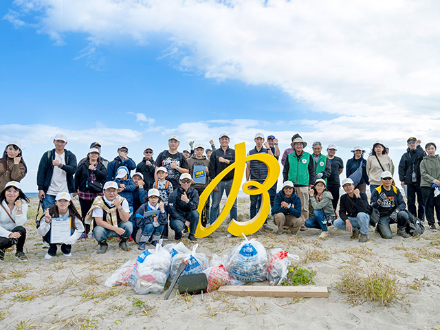 CLUB BREITLING Beach Cleanup in Ichinomiya